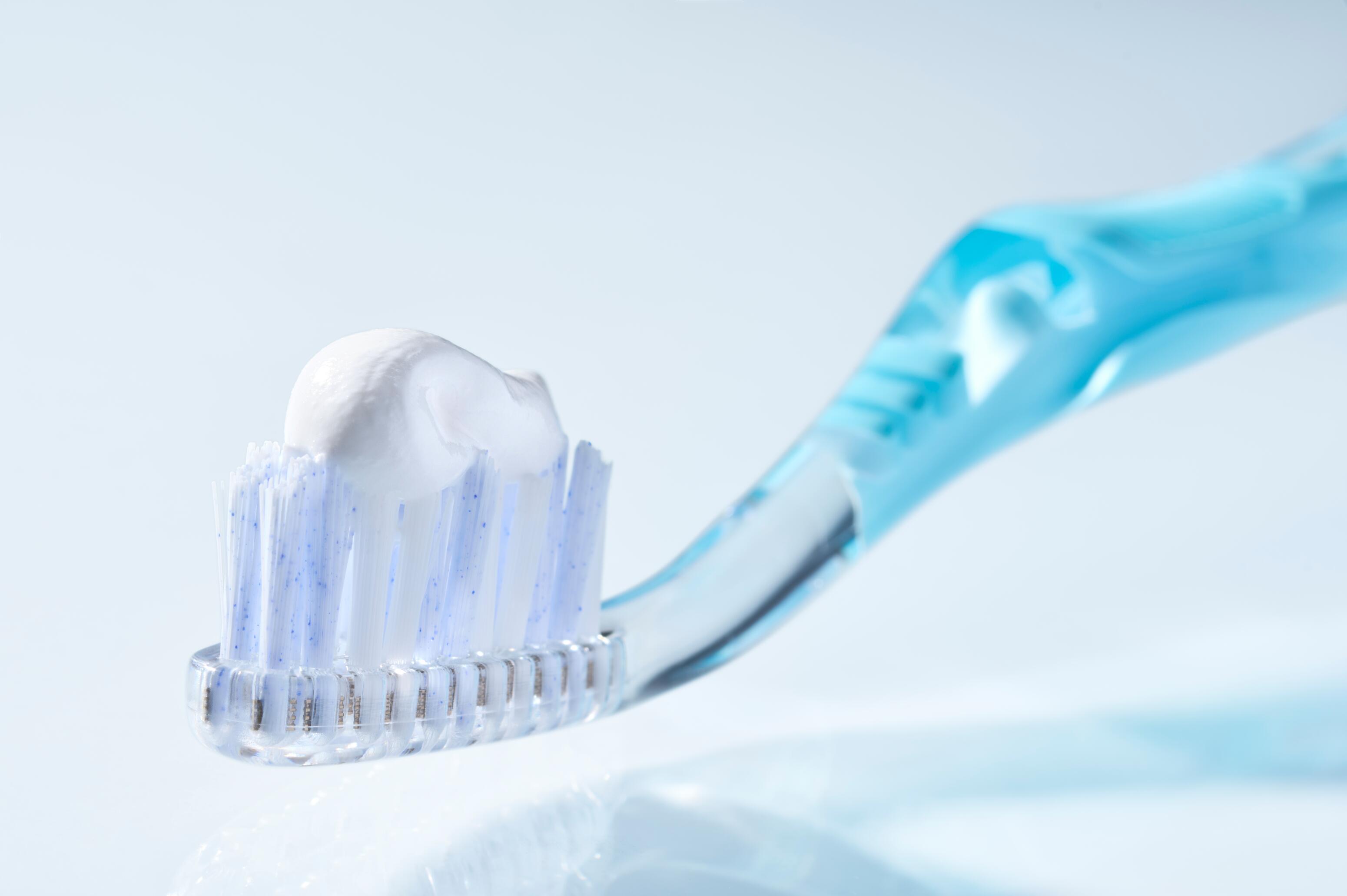 OC_ELGYDIUM_WHITENING_TOOTHPASTE_STATIC _POST_TEXTURE_TOOTHPASTE WITH TOOTHBRUSH_16x9_2025_3577056012402-jpg